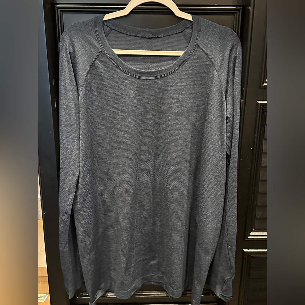 EUC Lululemon Swiftly Tech Long Sleeved shirt in midnight navy. Size 18